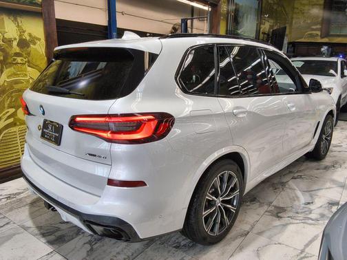 Mineral White Metallic 2023 BMW X5 xDrive40i