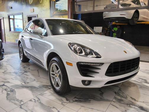 Carrara White Metallic 2018 Porsche Macan Macan S
