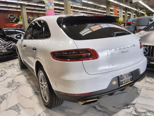 Carrara White Metallic 2018 Porsche Macan Macan S