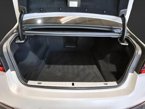 Mineral White Metallic 2021 BMW 750 i xDrive