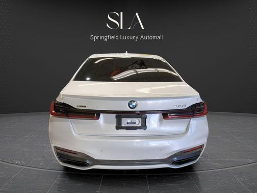 Mineral White Metallic 2021 BMW 750 i xDrive