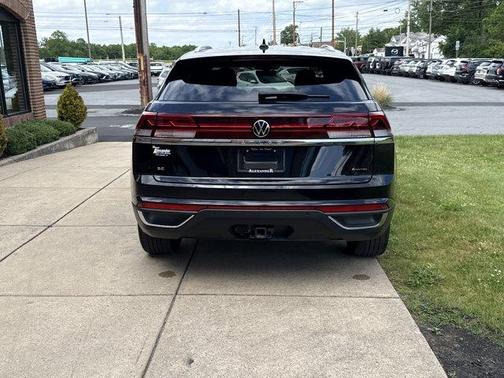 Deep Black Pearl Effect 2026 Volkswagen Atlas Cross Sport 2.0T SE W/TECHNOLOGY
