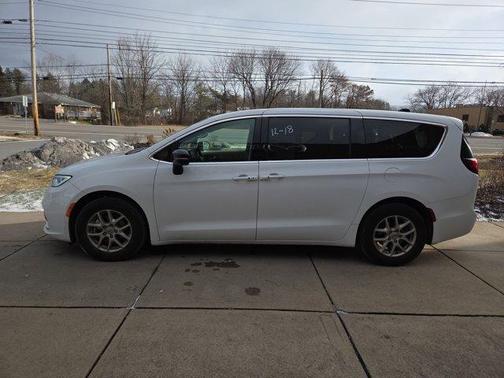 2024 Chrysler Pacifica Touring-L