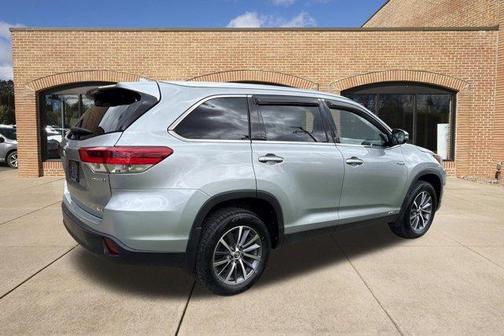 Celestial Silver Metallic 2019 Toyota Highlander Hybrid XLE