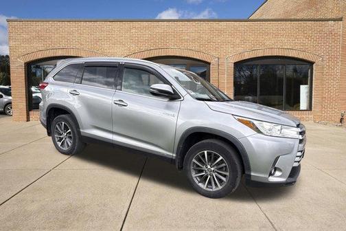 Celestial Silver Metallic 2019 Toyota Highlander Hybrid XLE