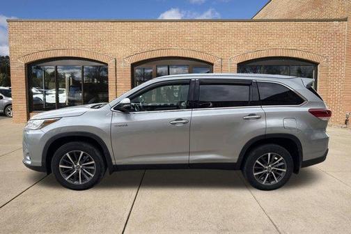 Celestial Silver Metallic 2019 Toyota Highlander Hybrid XLE