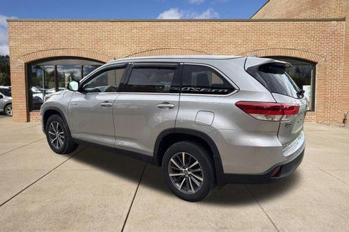 Celestial Silver Metallic 2019 Toyota Highlander Hybrid XLE