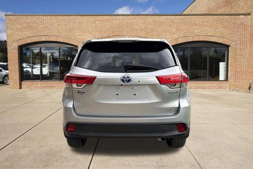 Celestial Silver Metallic 2019 Toyota Highlander Hybrid XLE