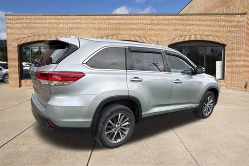 Celestial Silver Metallic 2019 Toyota Highlander Hybrid XLE