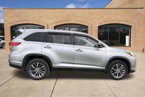 Celestial Silver Metallic 2019 Toyota Highlander Hybrid XLE