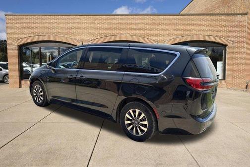 Brilliant Black Crystal Pearlcoat 2023 Chrysler Pacifica Hybrid Touring L