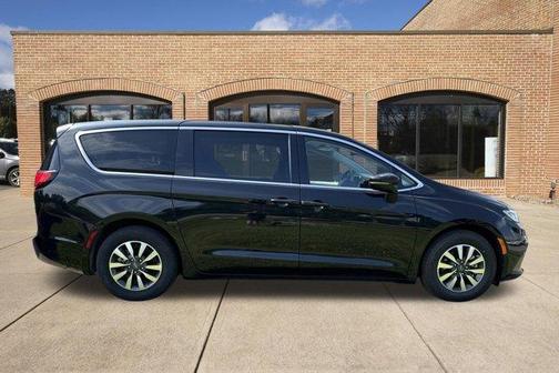 Brilliant Black Crystal Pearlcoat 2023 Chrysler Pacifica Hybrid Touring L