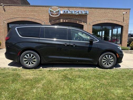 Brilliant Black Crystal Pearlcoat 2023 Chrysler Pacifica Hybrid Touring L