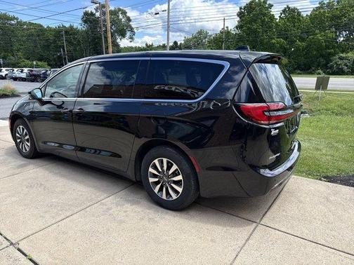 Brilliant Black Crystal Pearlcoat 2023 Chrysler Pacifica Hybrid Touring L