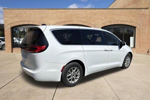 2023 Chrysler Pacifica Touring-L