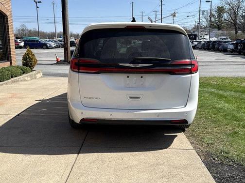 2023 Chrysler Pacifica Touring-L