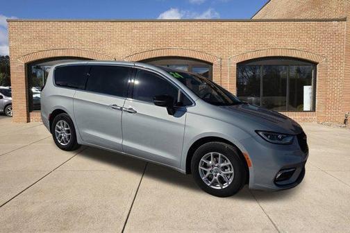 2024 Chrysler Pacifica Touring-L