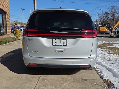2024 Chrysler Pacifica Touring-L