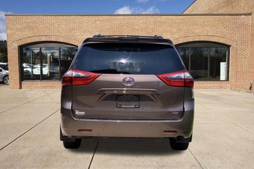 2020 Toyota Sienna XLE