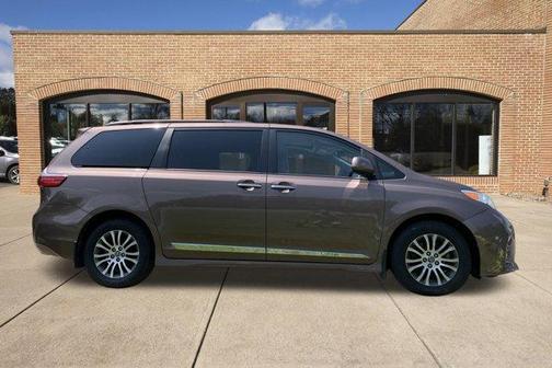 2020 Toyota Sienna XLE
