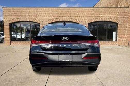 Black 2026 Hyundai ELANTRA SE