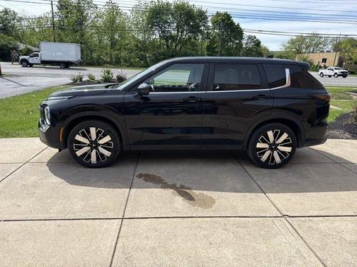 Gray 2025 Mitsubishi Outlander SE