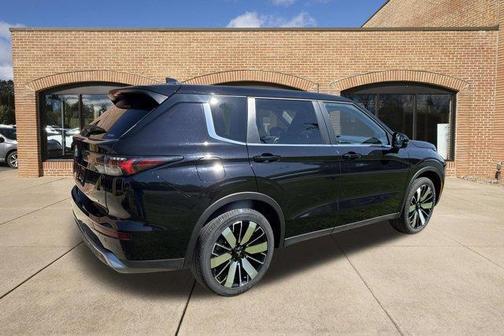 Labrador Black Pearl 2025 Mitsubishi Outlander SE