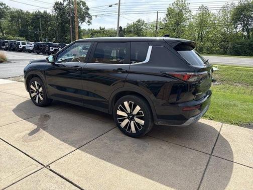 Gray 2025 Mitsubishi Outlander SE