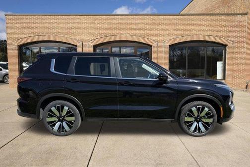 Labrador Black Pearl 2025 Mitsubishi Outlander SE