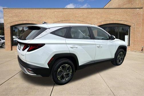 Pearl 2026 Hyundai TUCSON Hybrid Blue SE