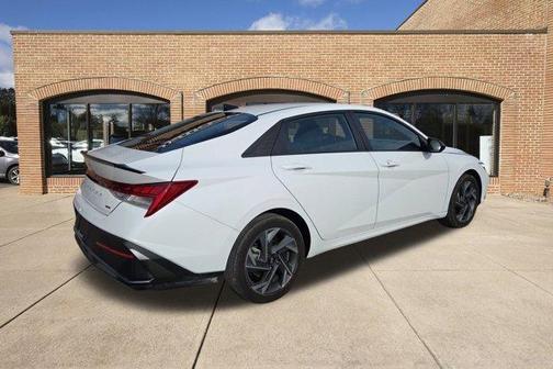 2025 Hyundai ELANTRA HEV SEL