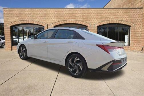 2025 Hyundai ELANTRA HEV SEL