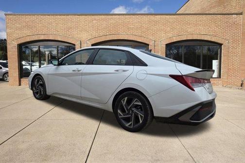 2025 Hyundai ELANTRA HEV SEL