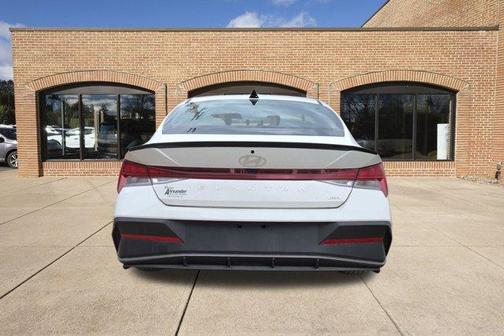 2025 Hyundai ELANTRA HEV SEL