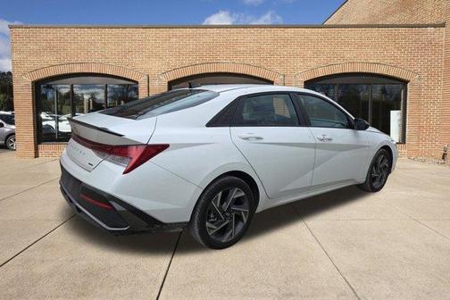 2025 Hyundai ELANTRA HEV SEL