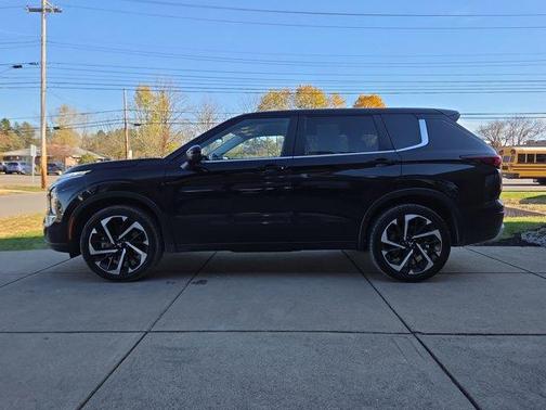 2023 Mitsubishi Outlander SE