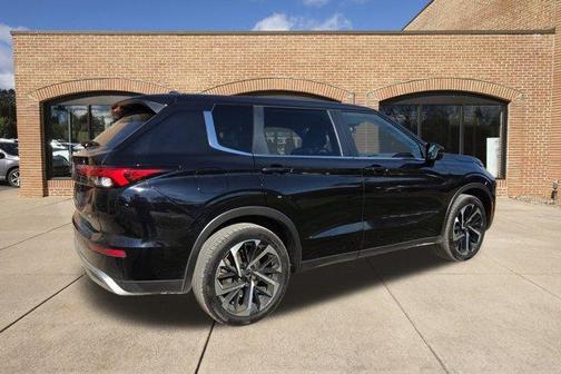 2023 Mitsubishi Outlander SE