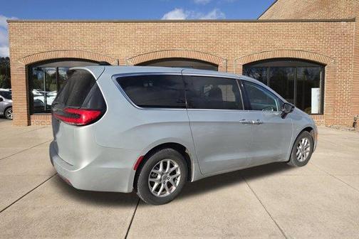 2024 Chrysler Pacifica Touring-L