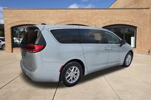 2024 Chrysler Pacifica Touring-L