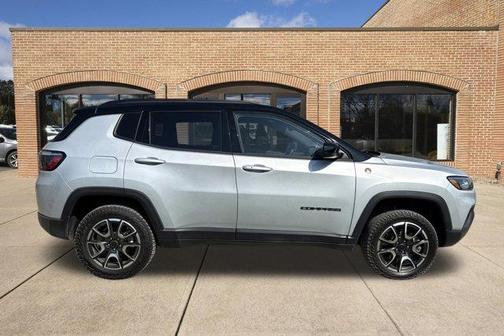 Silver Zynith 2025 Jeep Compass Trailhawk