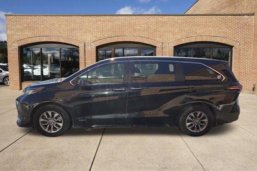 2021 Toyota Sienna XLE