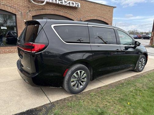 Brilliant Black Crystal Pearlcoat 2023 Chrysler Pacifica Hybrid Touring L