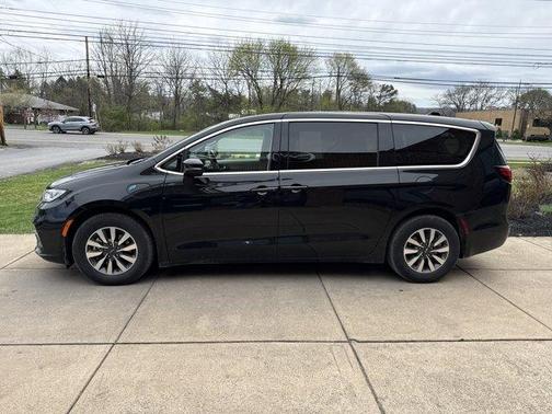 Brilliant Black Crystal Pearlcoat 2023 Chrysler Pacifica Hybrid Touring L