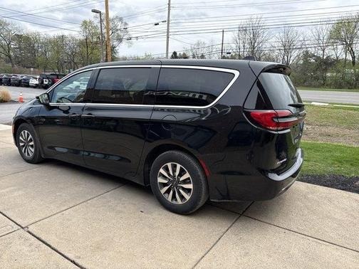 Brilliant Black Crystal Pearlcoat 2023 Chrysler Pacifica Hybrid Touring L
