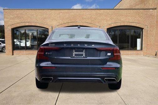 2022 Volvo S60 Recharge Plug-In Hybrid T8 R-Design Expression