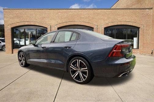 2022 Volvo S60 Recharge Plug-In Hybrid T8 R-Design Expression
