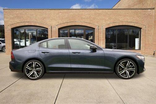 2022 Volvo S60 Recharge Plug-In Hybrid T8 R-Design Expression