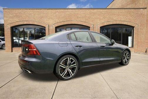 2022 Volvo S60 Recharge Plug-In Hybrid T8 R-Design Expression