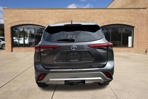2023 Toyota Highlander Hybrid Platinum