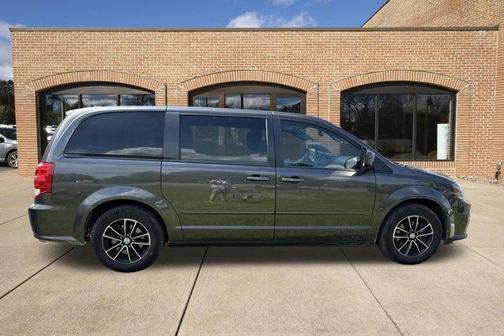 Granite Pearlcoat 2017 Dodge Grand Caravan SE
